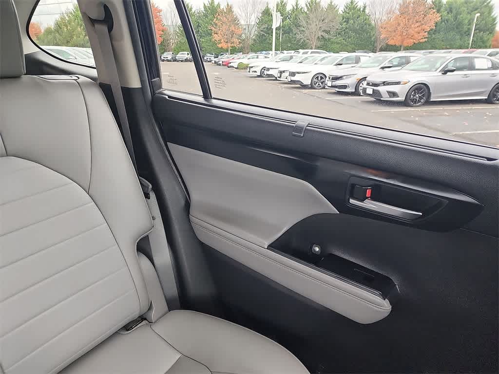 Thumbnail: 2023 Toyota Highlander - 14