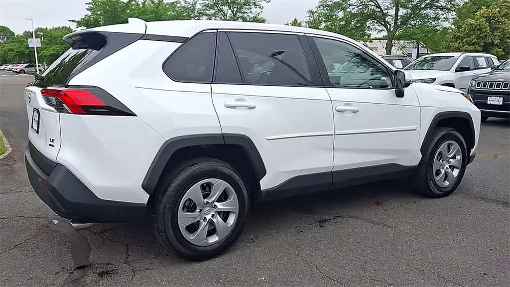 2022 Toyota RAV4 LE 8