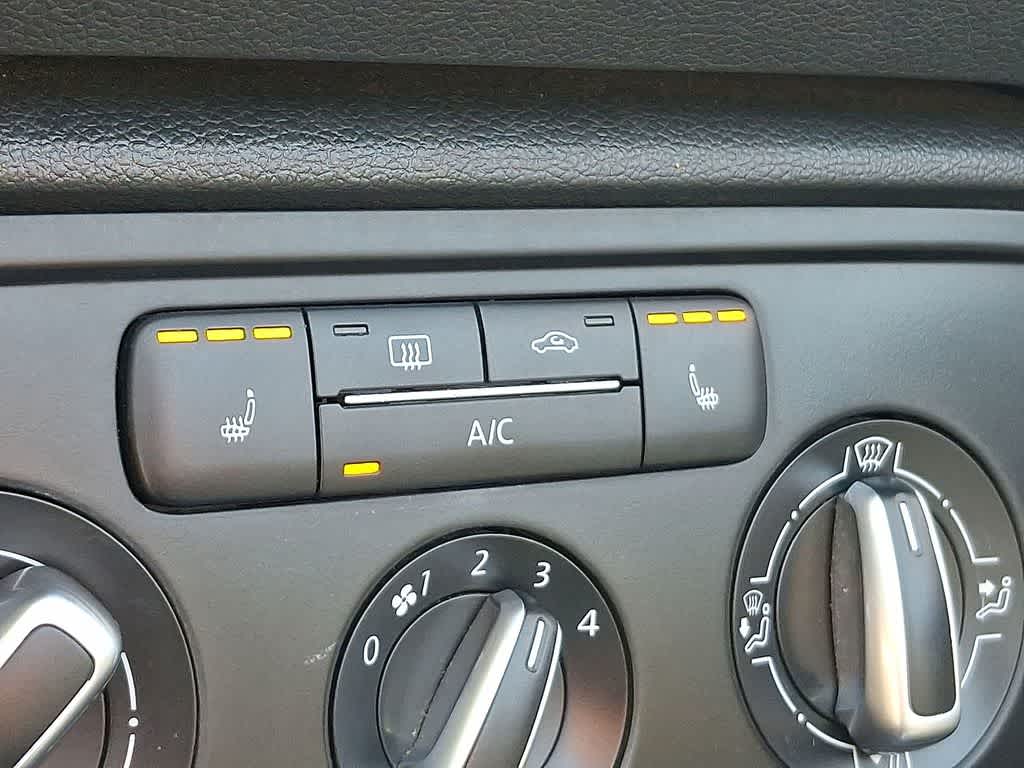 Thumbnail: 2014 Volkswagen Beetle - 19