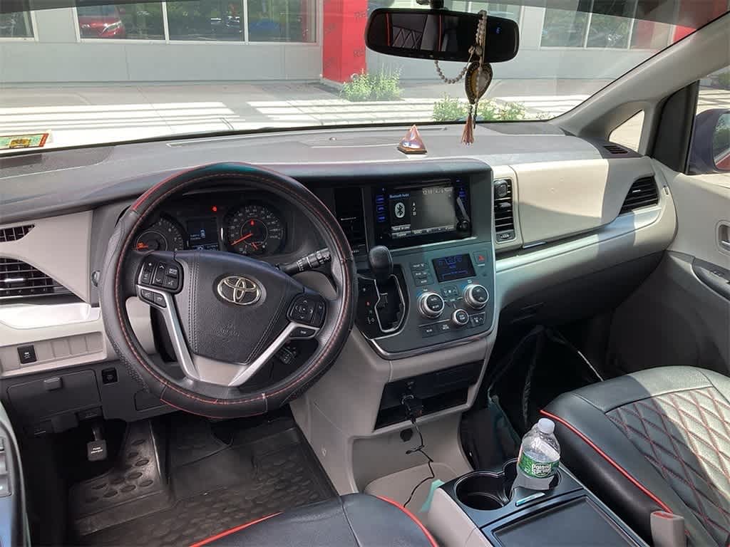 Thumbnail: 2015 Toyota Sienna - 9