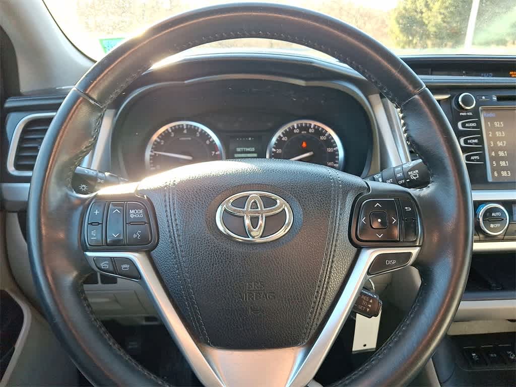 Thumbnail: 2016 Toyota Highlander - 16