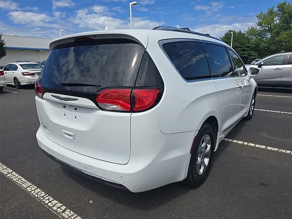 Thumbnail: 2017 Chrysler Pacifica - 4
