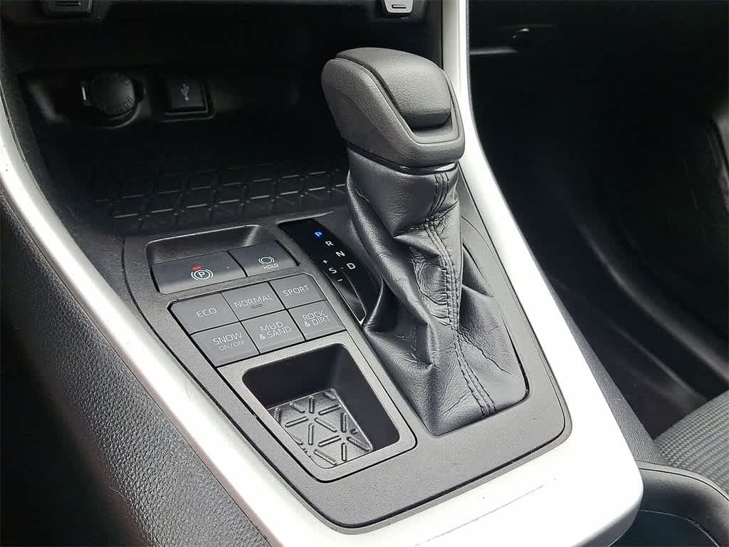 2022 Toyota RAV4 LE 12