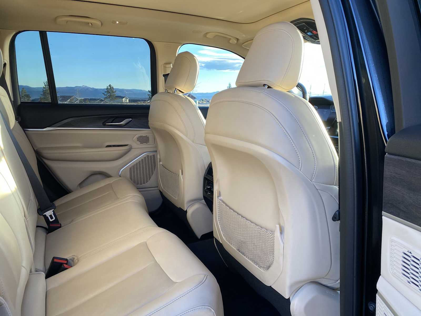 Thumbnail: 2022 Jeep Grand Cherokee - 32