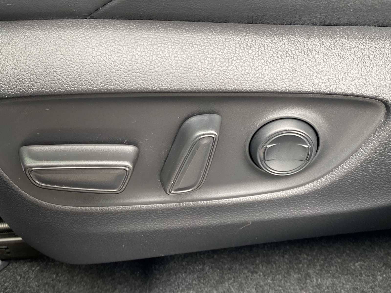 Thumbnail: 2022 Toyota RAV4 - 21