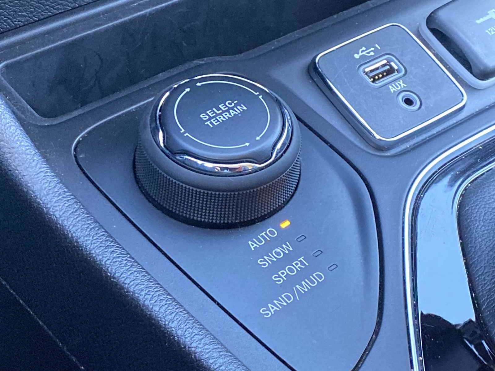 Thumbnail: 2019 Jeep Cherokee - 28