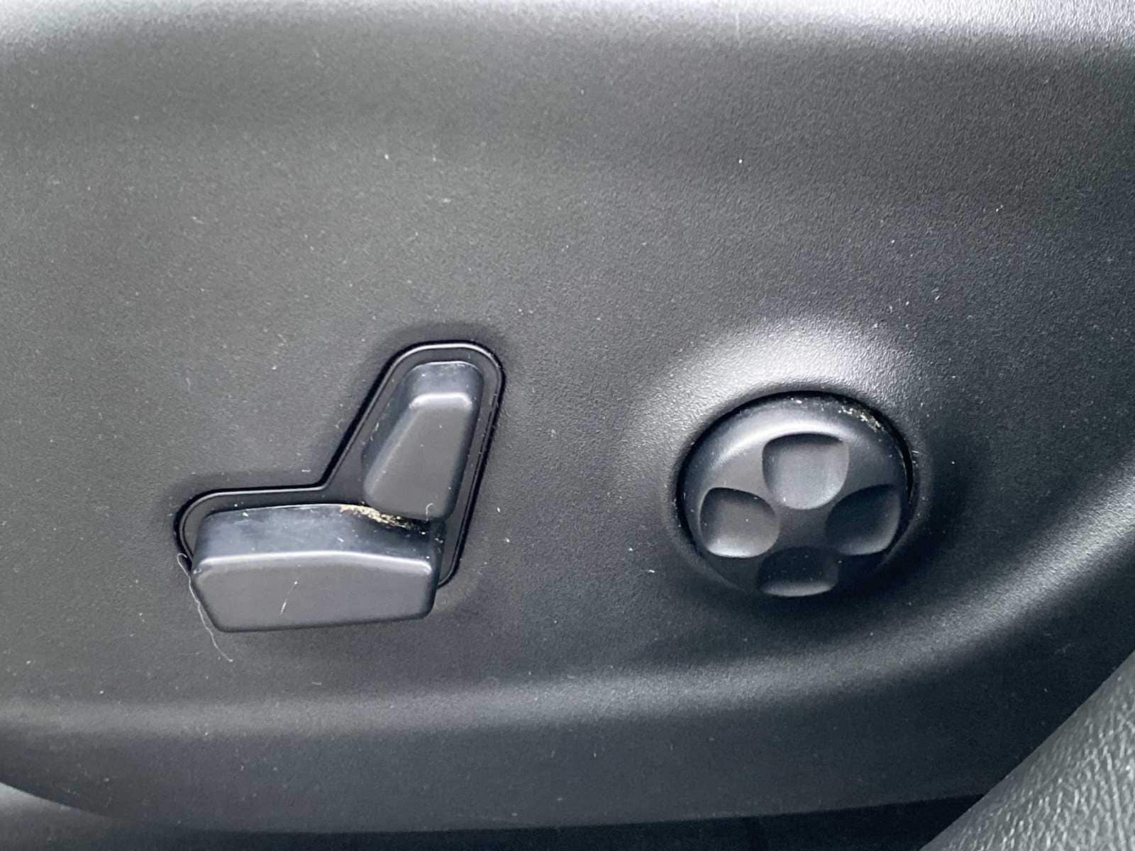 Thumbnail: 2019 Jeep Cherokee - 21