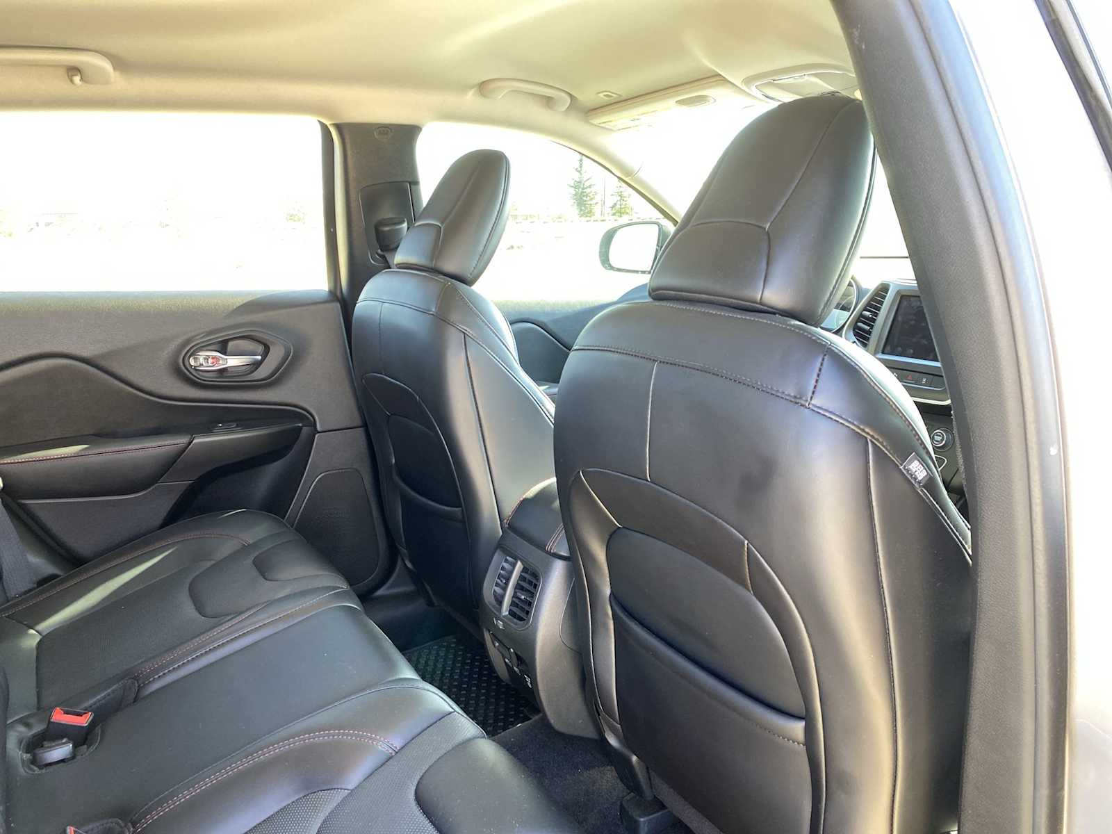 Thumbnail: 2019 Jeep Cherokee - 30