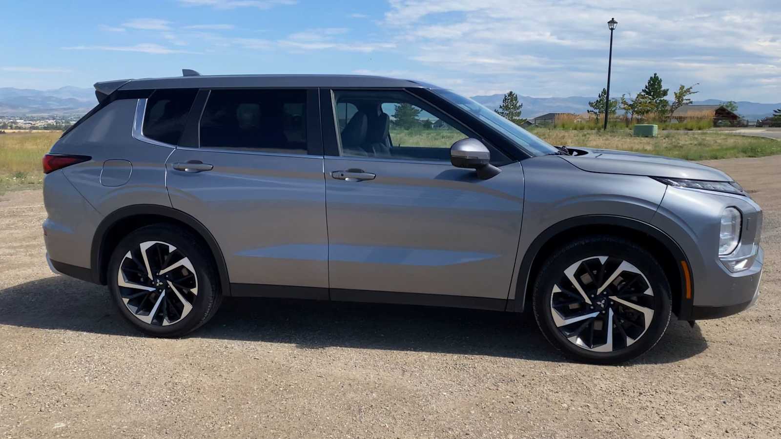 2022 Mitsubishi Outlander SE photo 2
