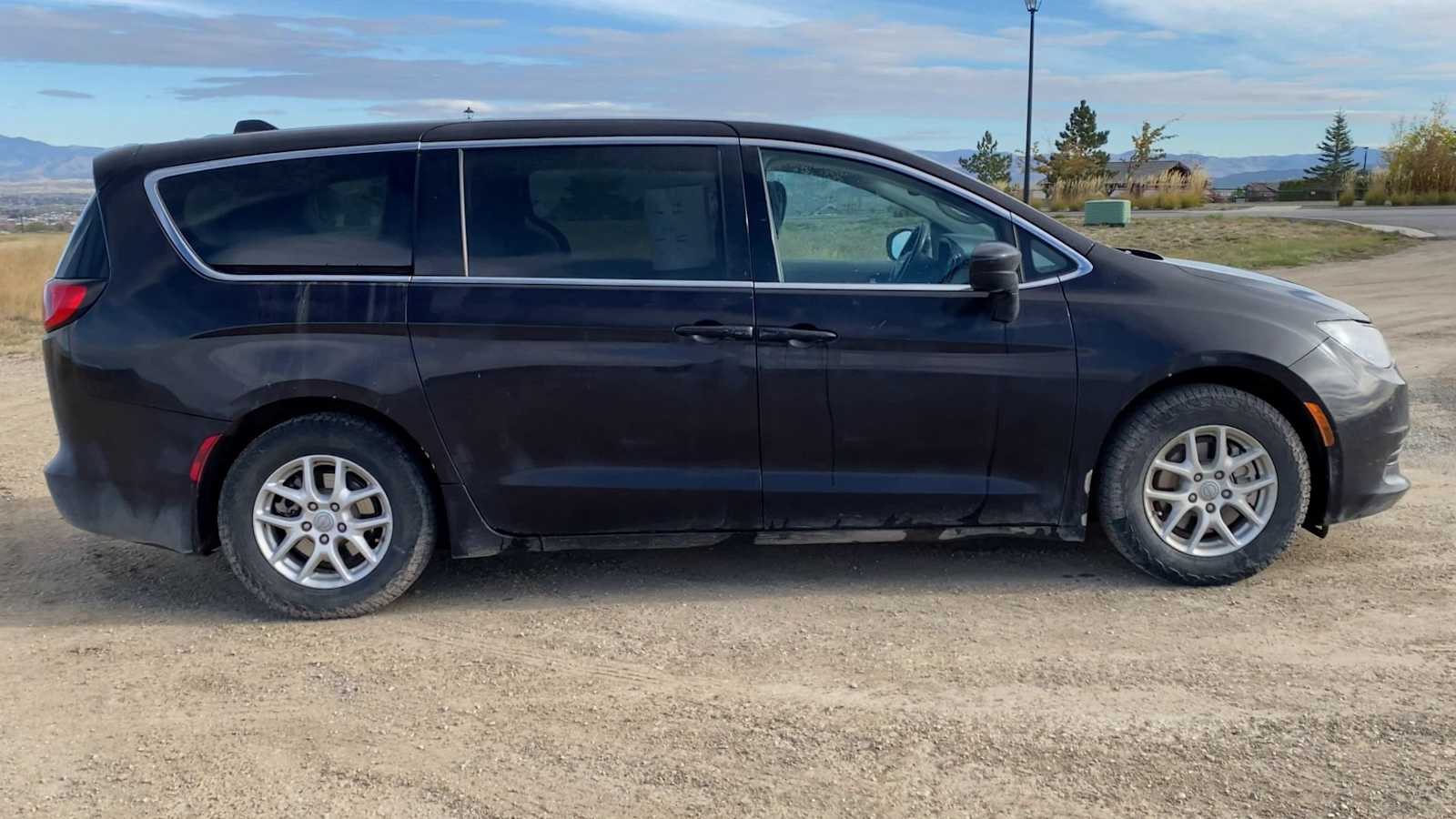 Thumbnail: 2017 Chrysler Pacifica - 9