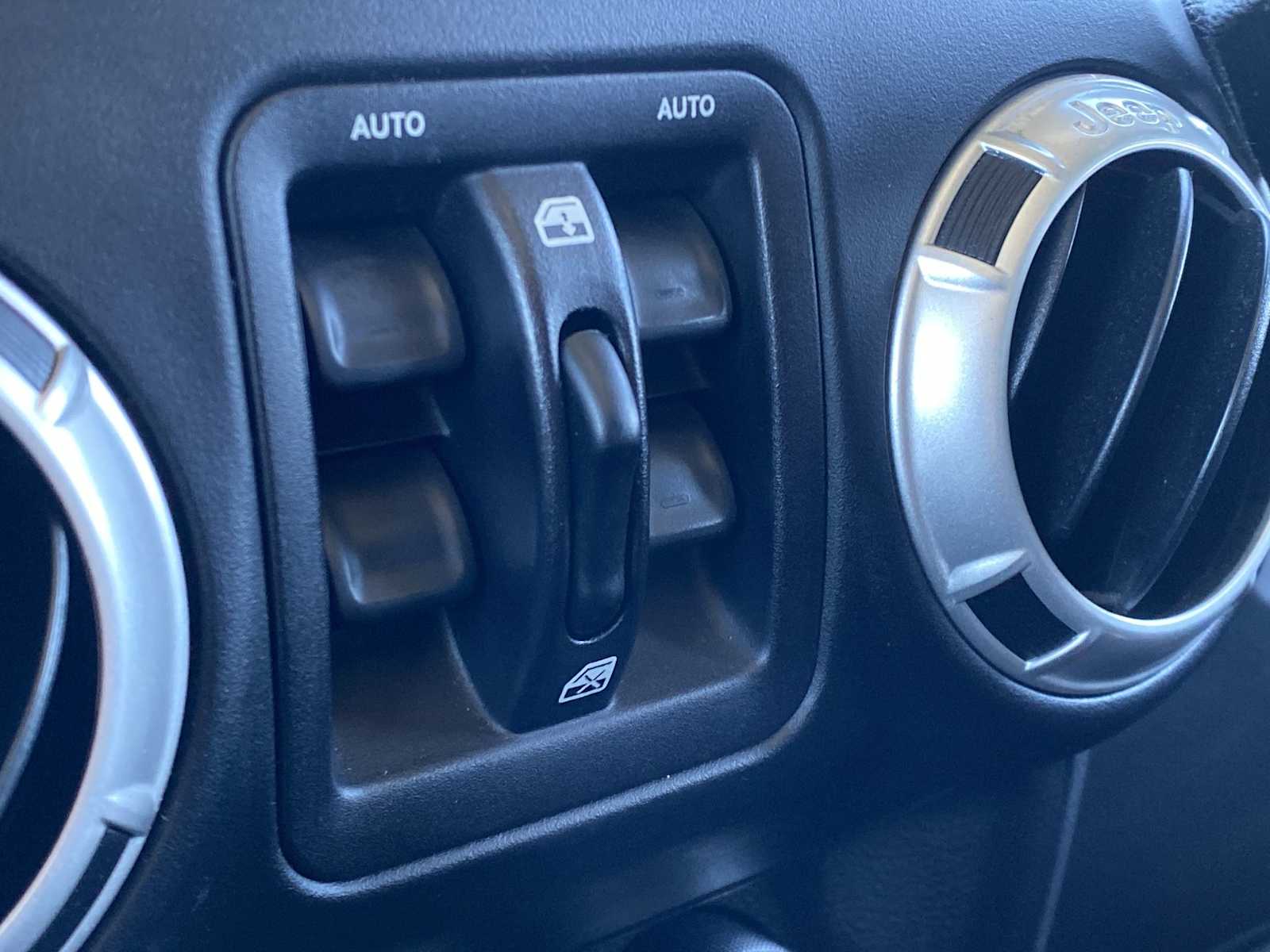 Thumbnail: 2017 Jeep Wrangler - 20