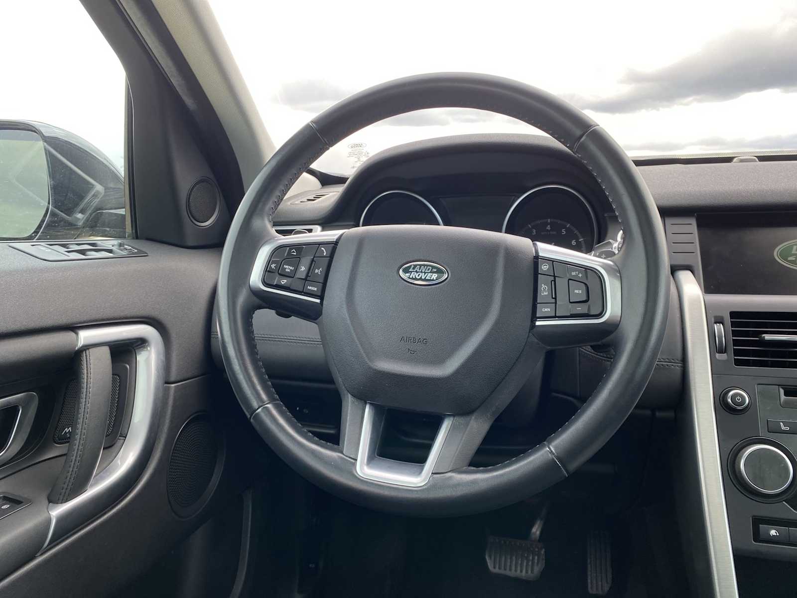 Thumbnail: 2017 Land Rover Discovery Sport - 29