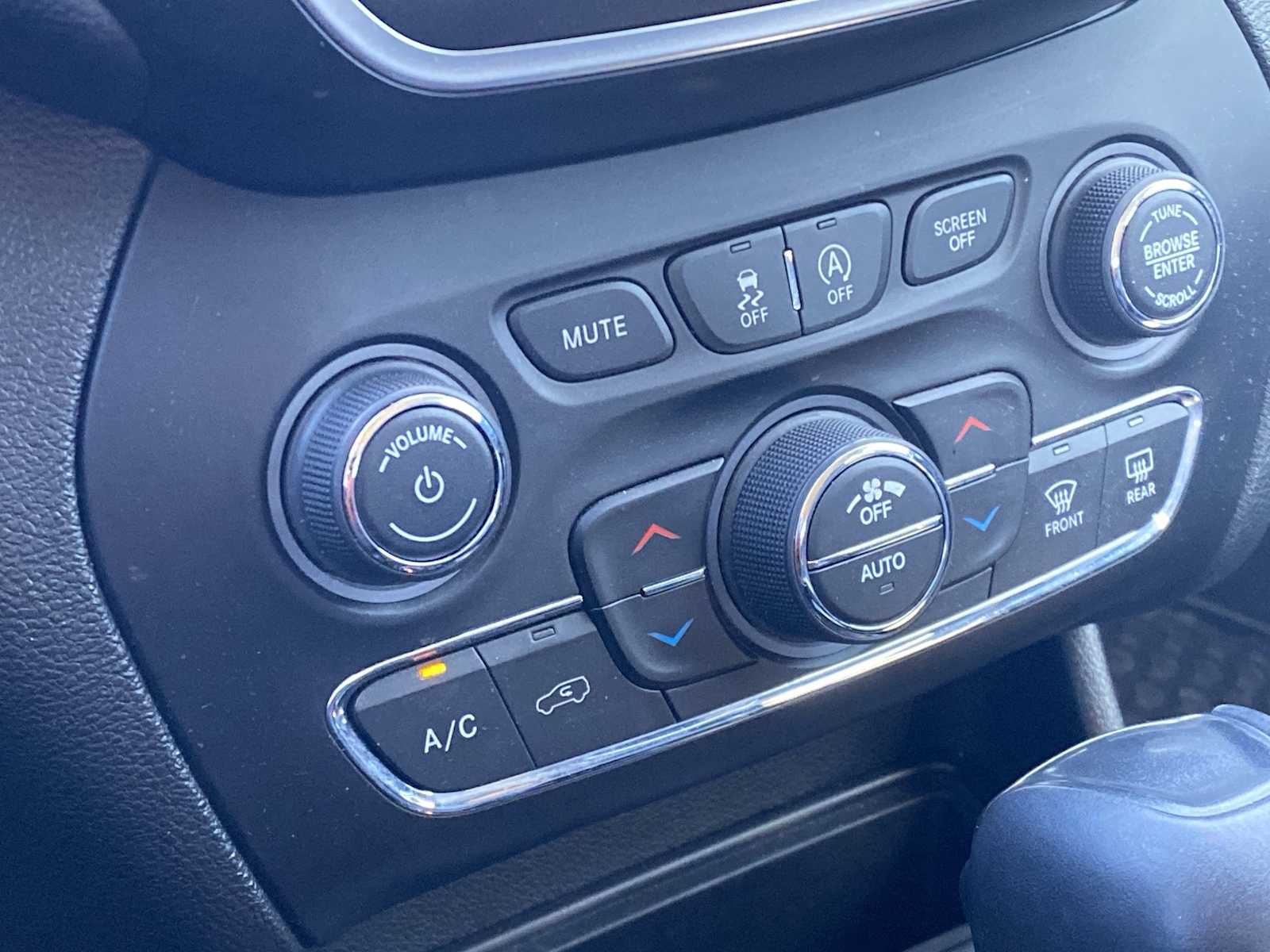 Thumbnail: 2019 Jeep Cherokee - 22