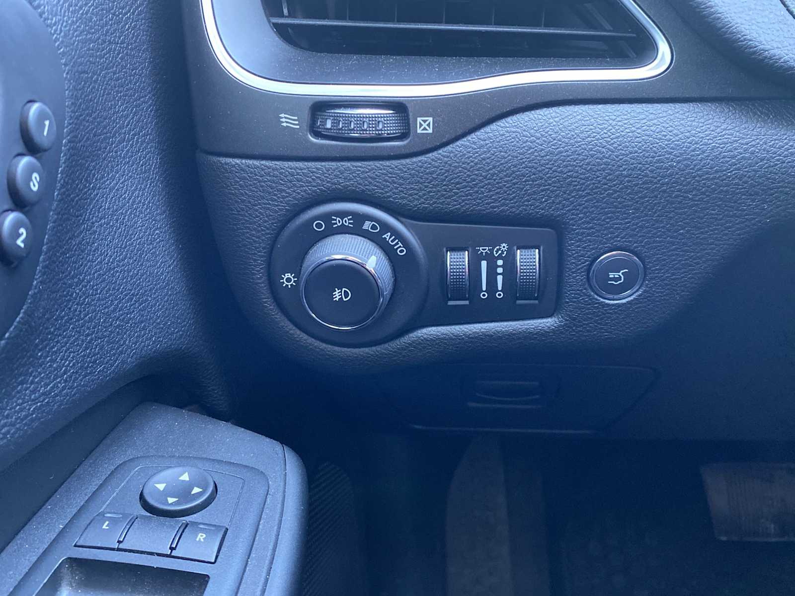 Thumbnail: 2019 Jeep Cherokee - 20