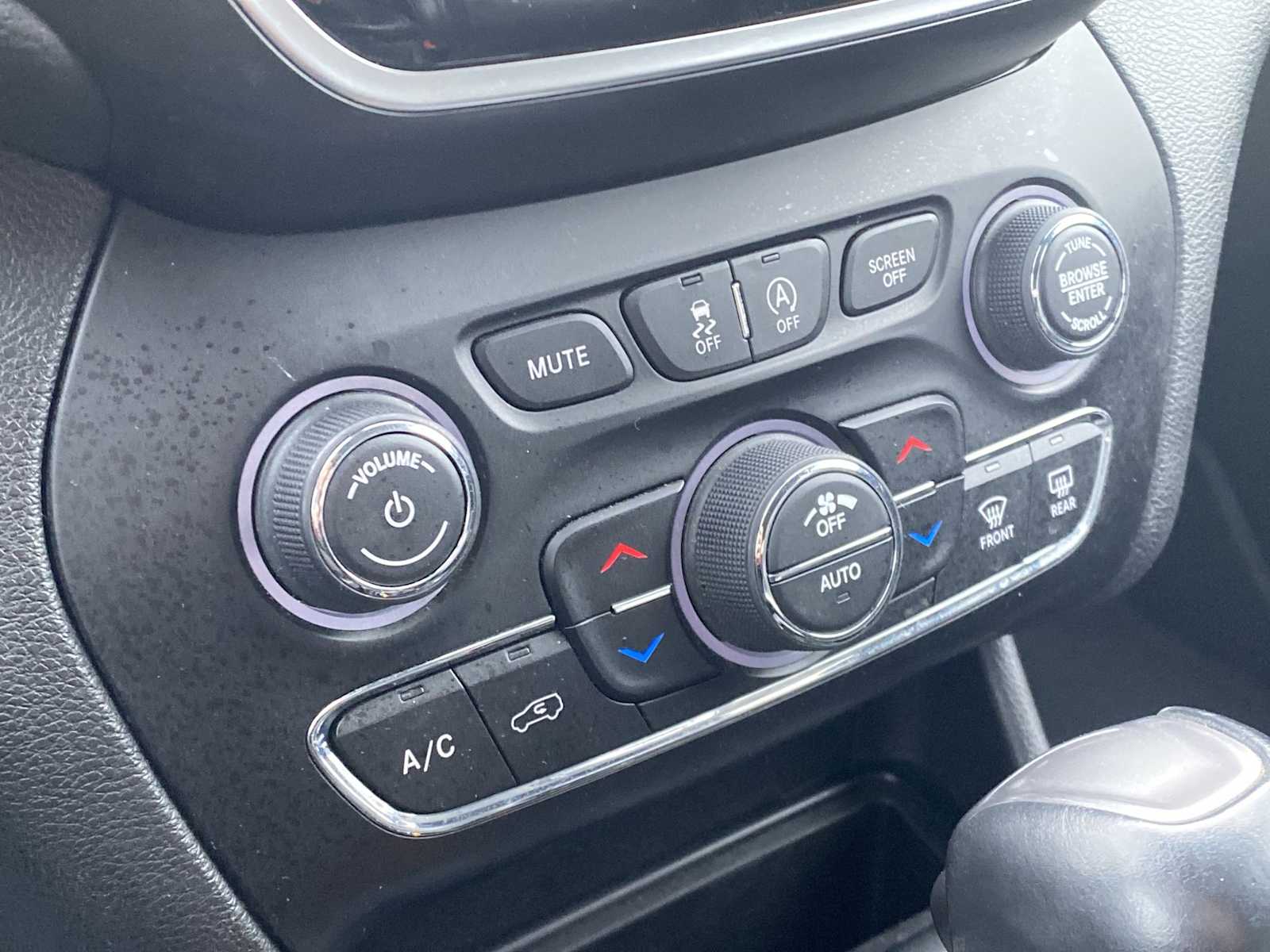 Thumbnail: 2019 Jeep Cherokee - 24