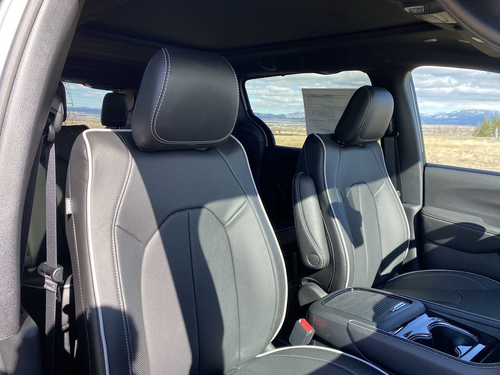 Thumbnail: 2026 Chrysler Pacifica - 18