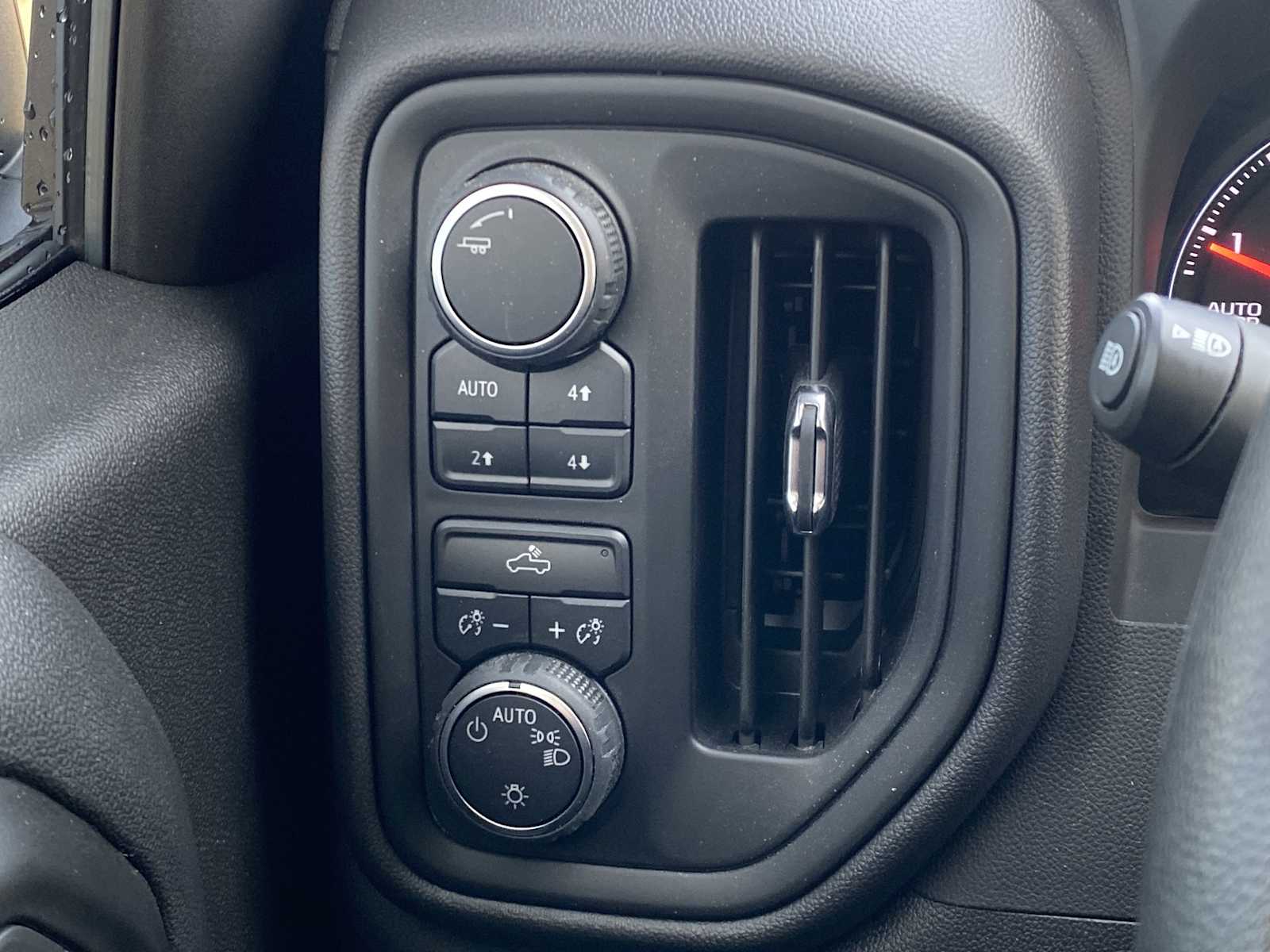 Thumbnail: 2025 Chevrolet Silverado 1500 - 26