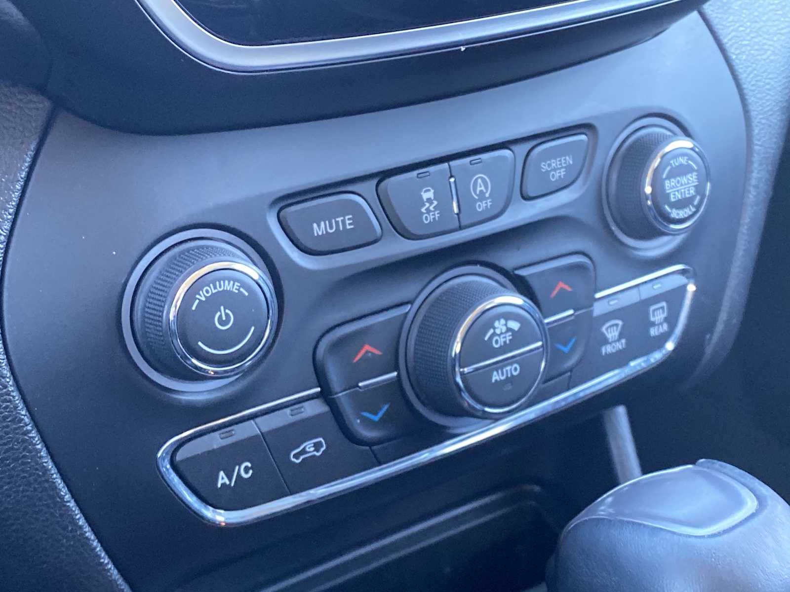 Thumbnail: 2019 Jeep Cherokee - 26