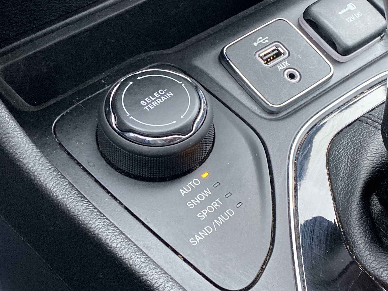 Thumbnail: 2019 Jeep Cherokee - 25