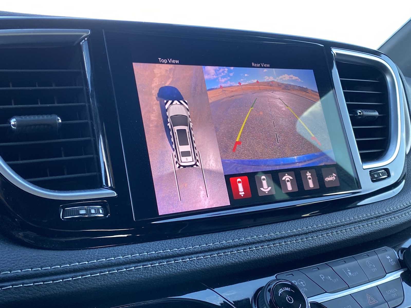 Thumbnail: 2022 Chrysler Pacifica - 17