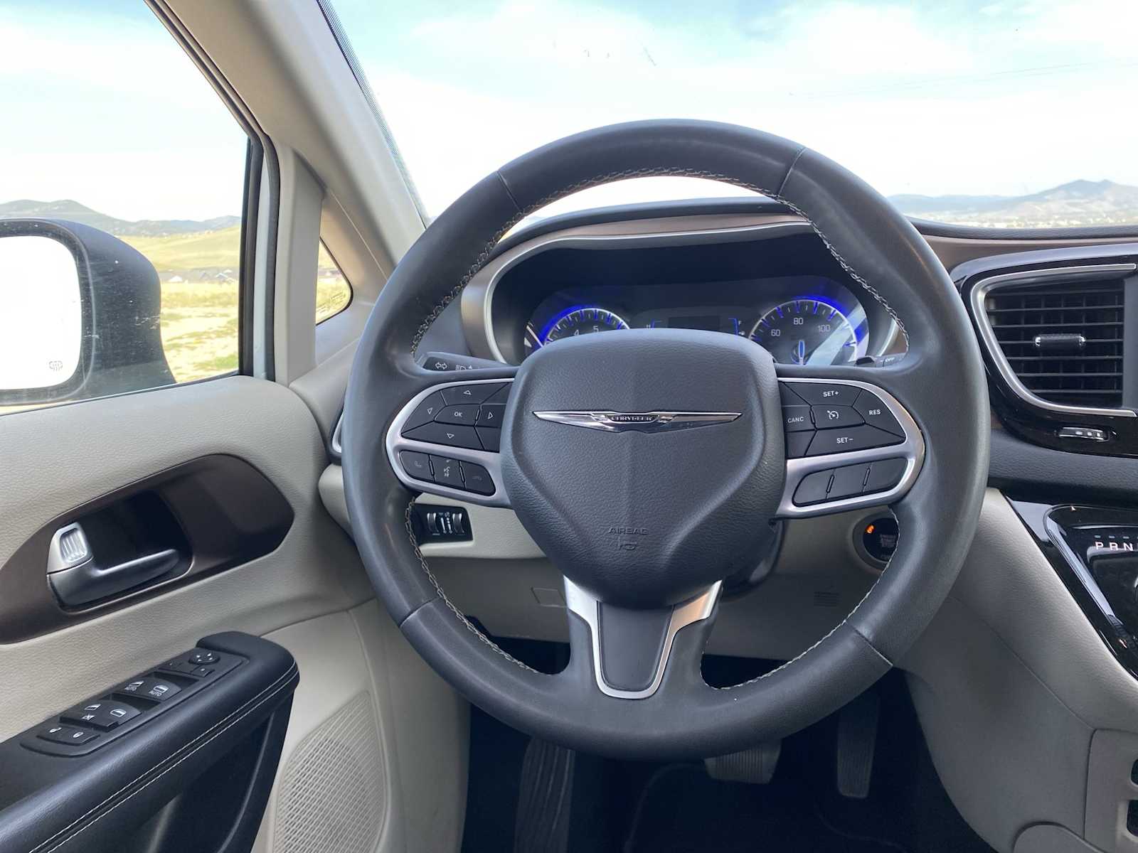 Thumbnail: 2023 Chrysler Voyager - 21
