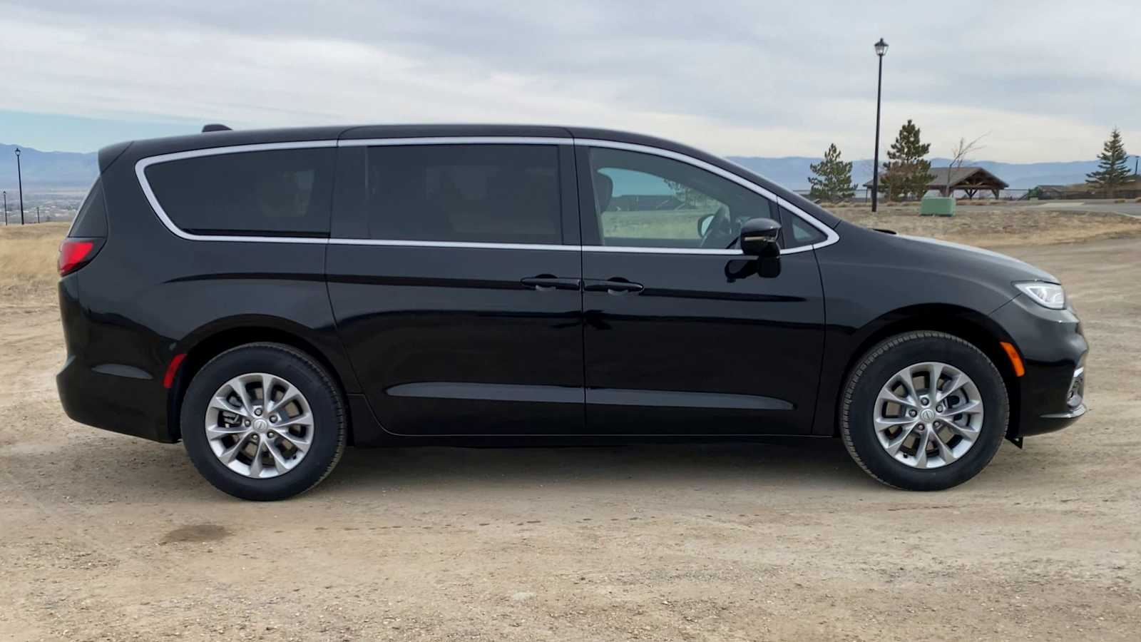 Thumbnail: 2026 Chrysler Pacifica - 9