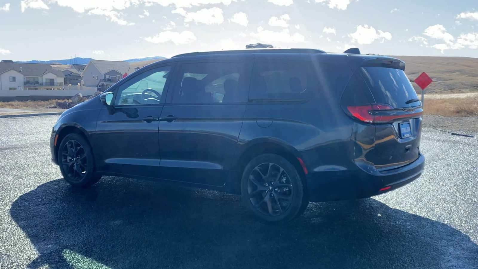 Thumbnail: 2022 Chrysler Pacifica - 6