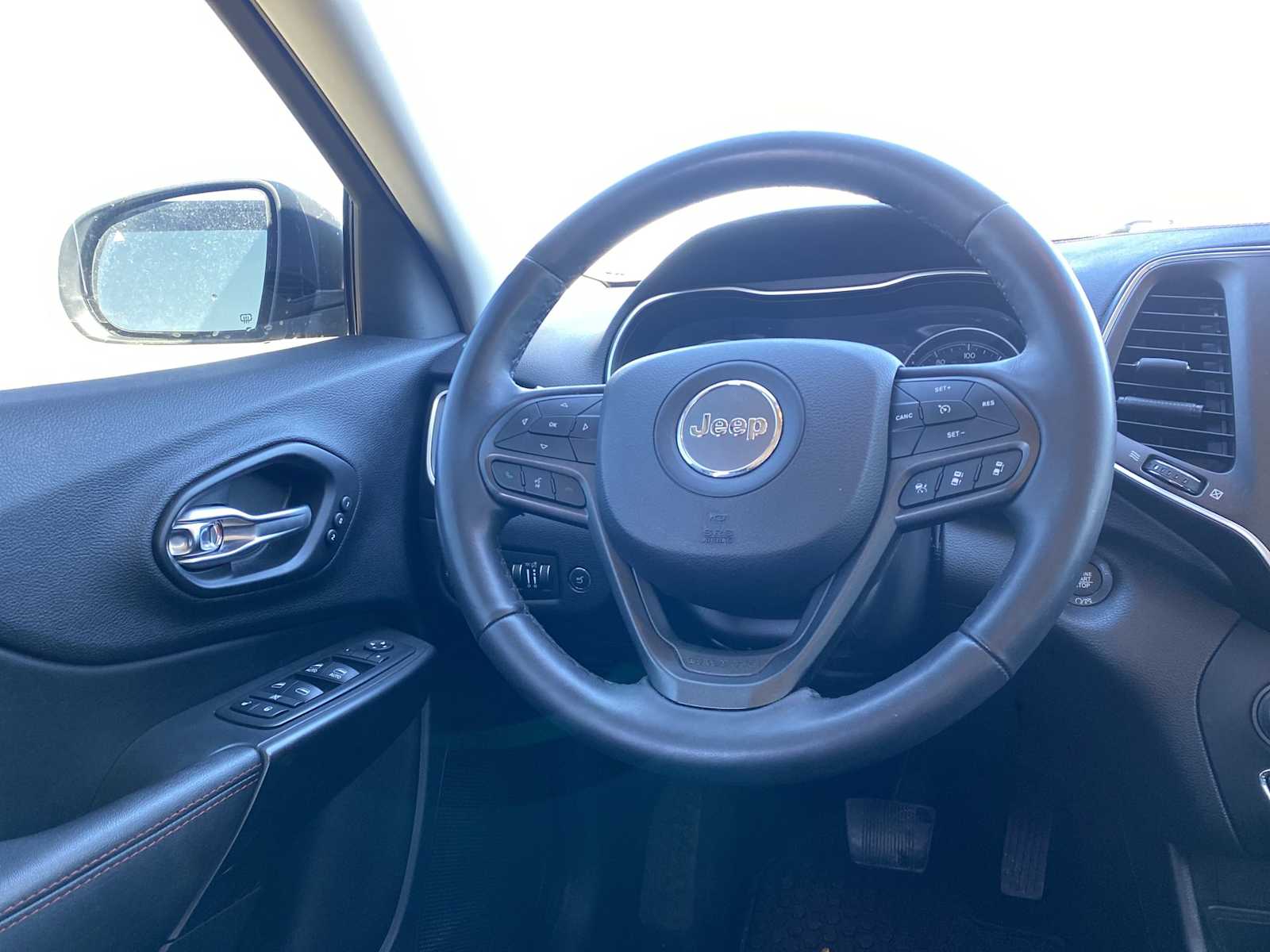 Thumbnail: 2019 Jeep Cherokee - 27