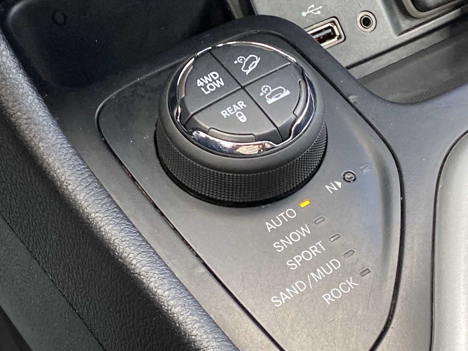 Thumbnail: 2015 Jeep Cherokee - 24