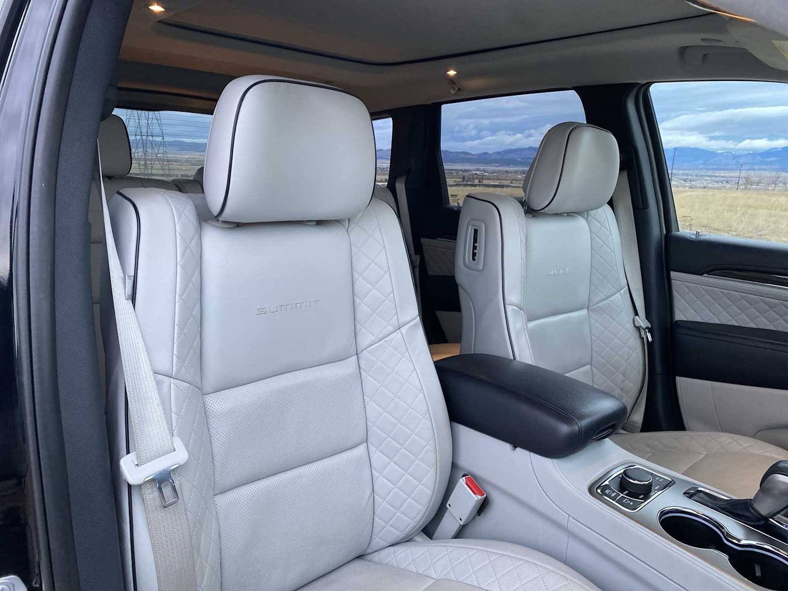 Thumbnail: 2017 Jeep Grand Cherokee - 18