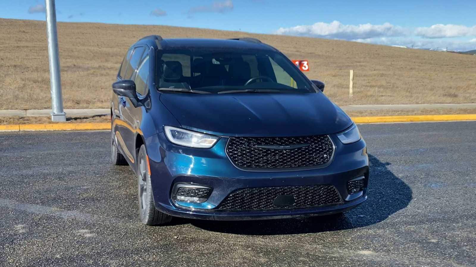 Thumbnail: 2022 Chrysler Pacifica - 3