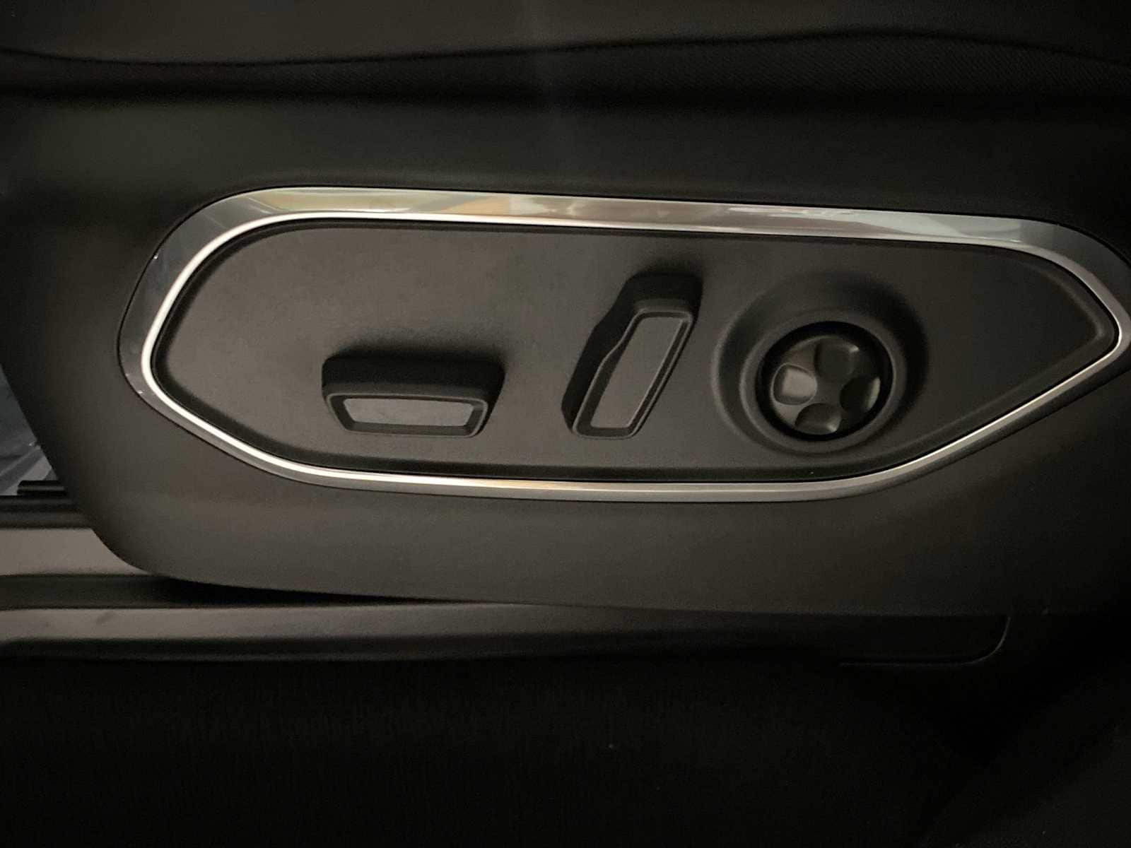 Thumbnail: 2026 Jeep Grand Wagoneer - 13