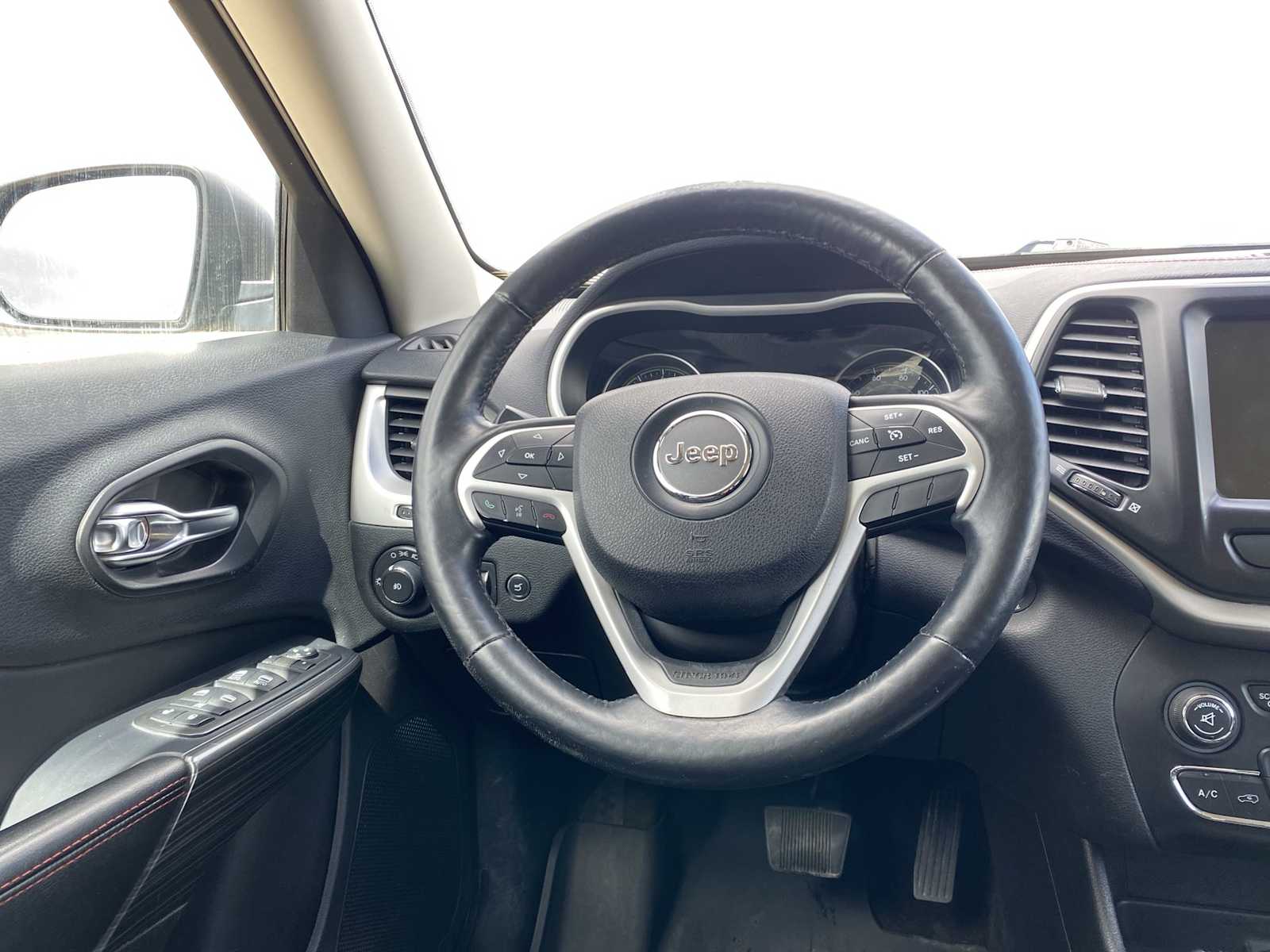 Thumbnail: 2015 Jeep Cherokee - 30