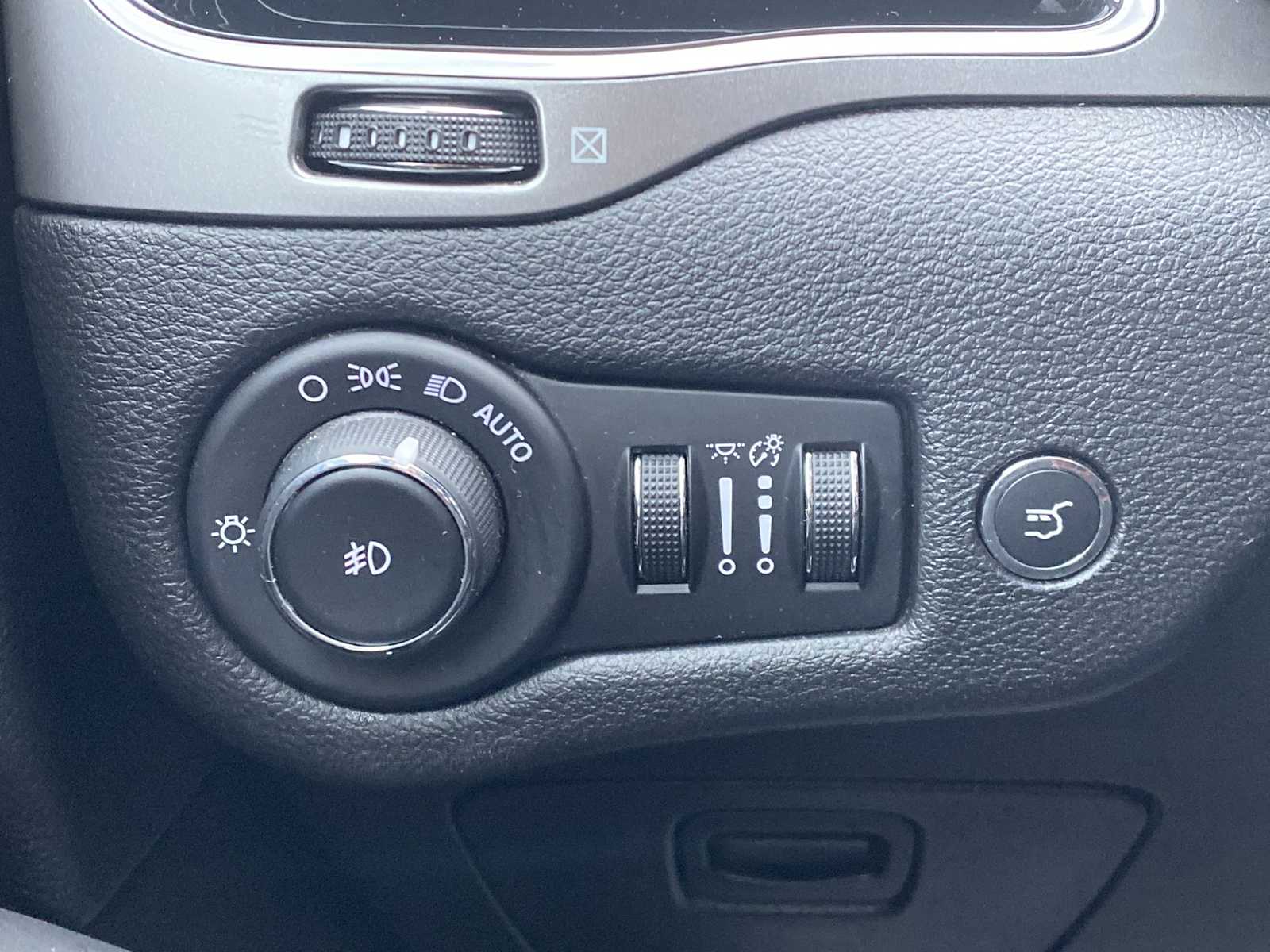 Thumbnail: 2019 Jeep Cherokee - 22