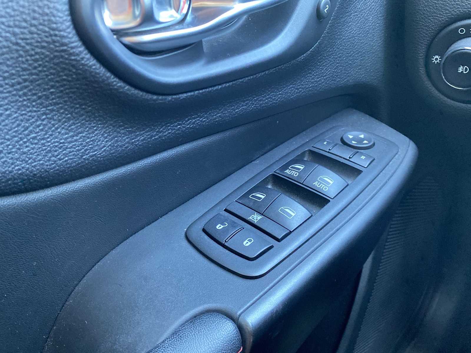 Thumbnail: 2019 Jeep Cherokee - 19