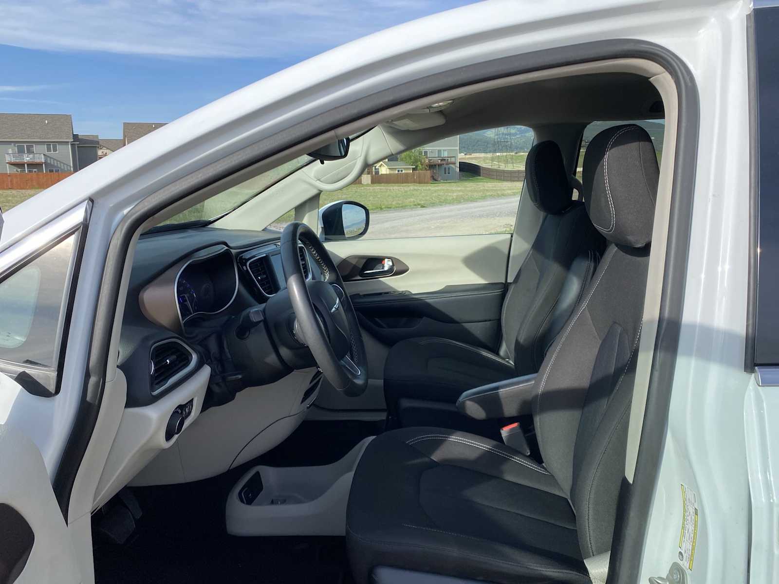Thumbnail: 2023 Chrysler Voyager - 16