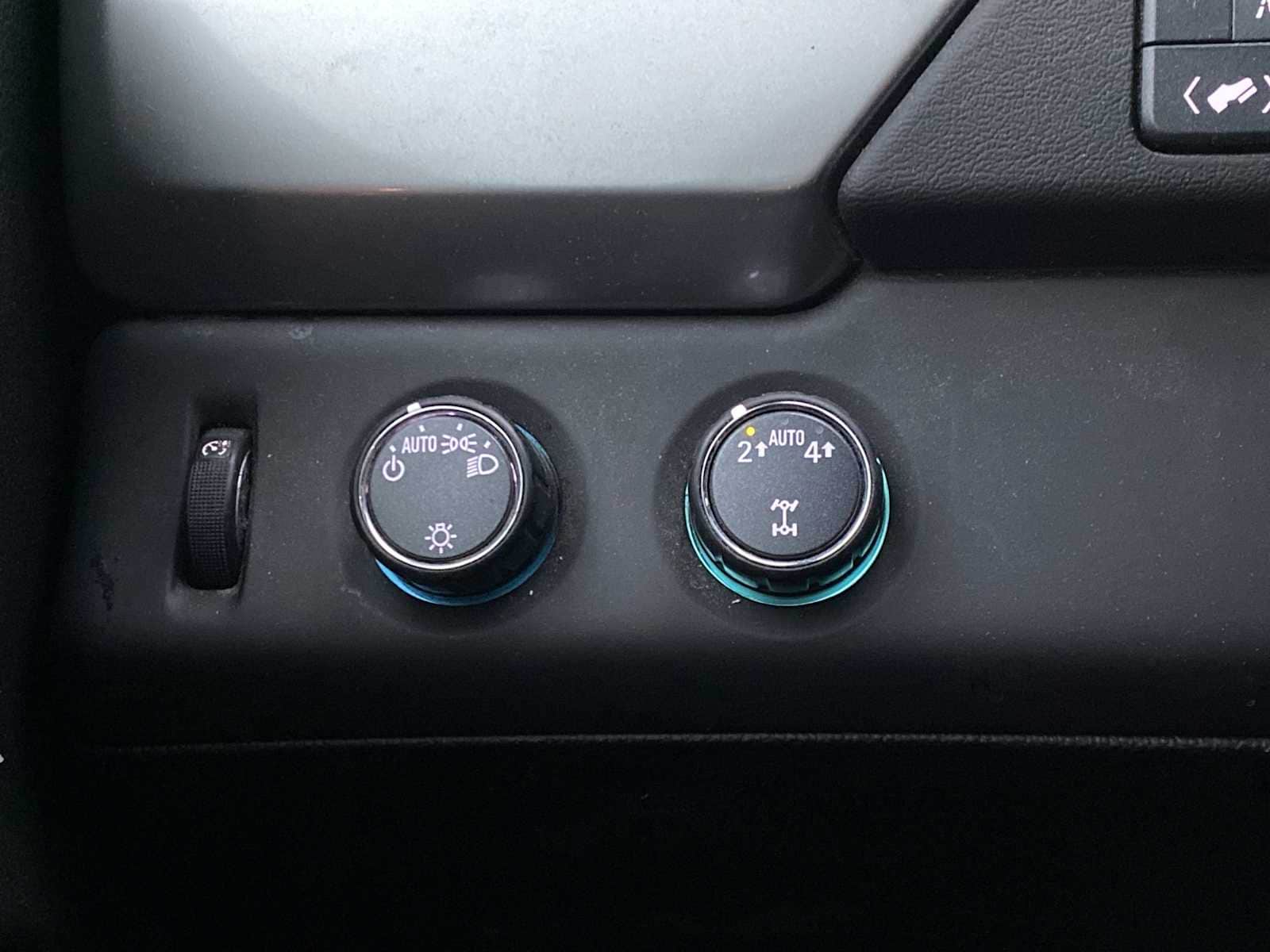 Thumbnail: 2017 Chevrolet Tahoe - 18