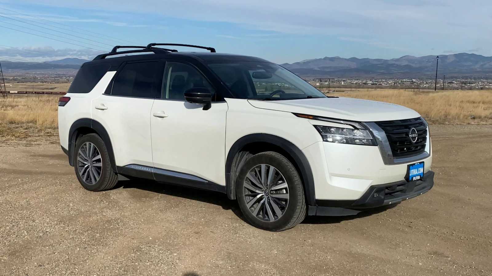 2022 Nissan Pathfinder Platinum photo 2