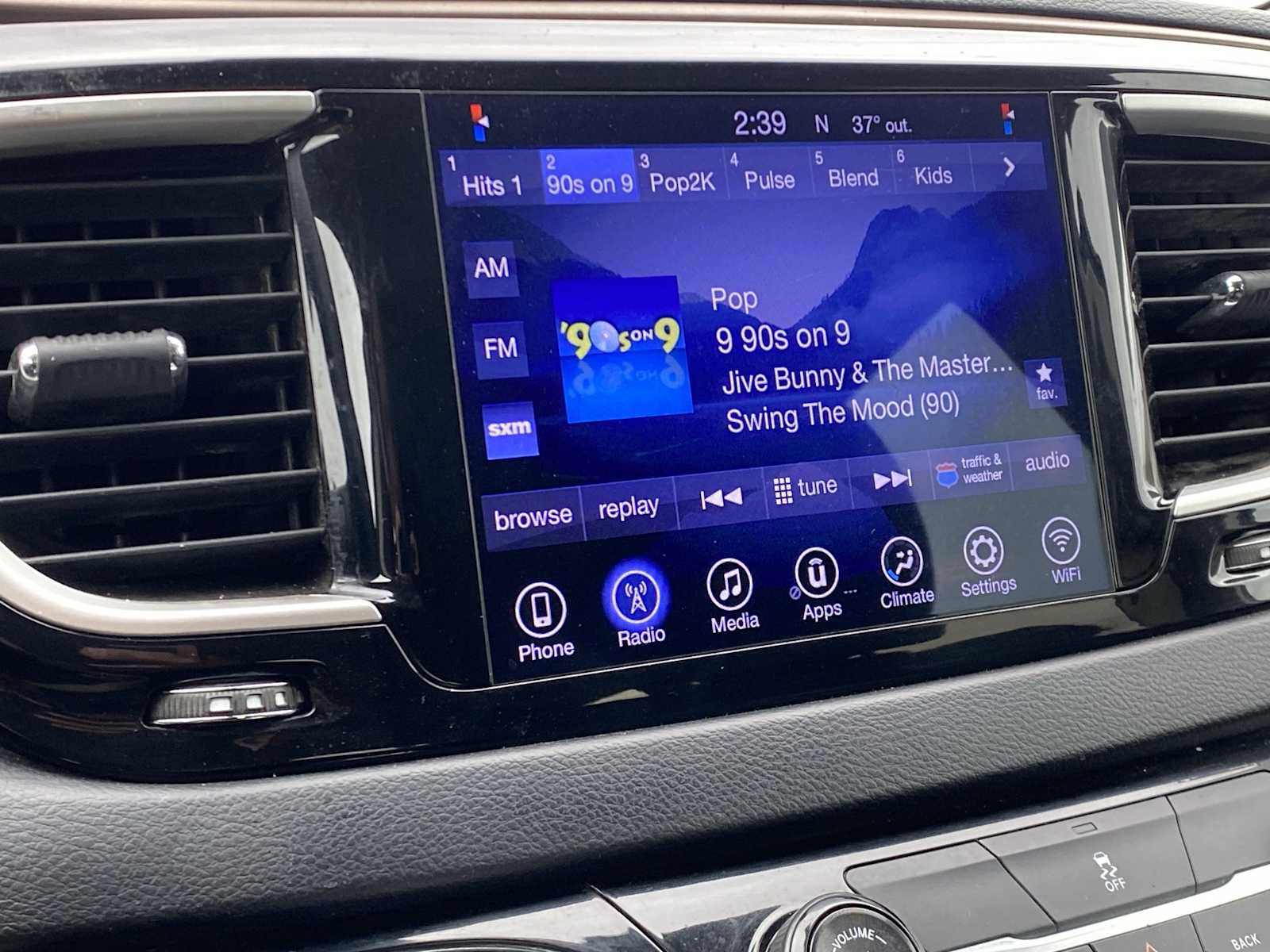 Thumbnail: 2017 Chrysler Pacifica - 25