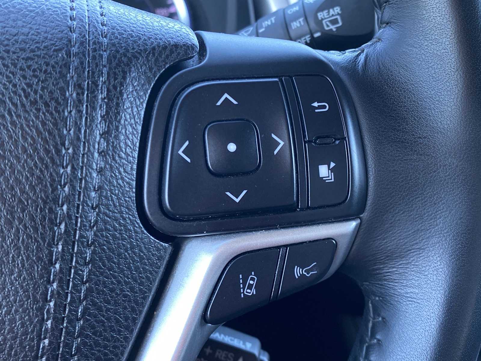 Thumbnail: 2018 Toyota Highlander - 32