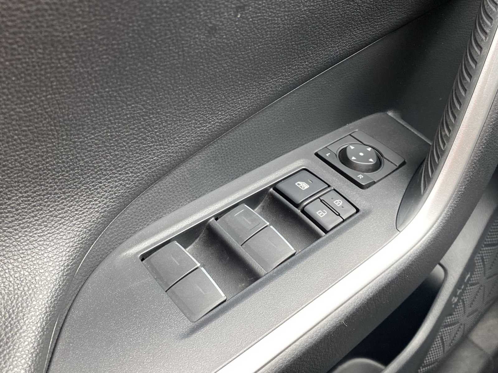 Thumbnail: 2022 Toyota RAV4 - 20