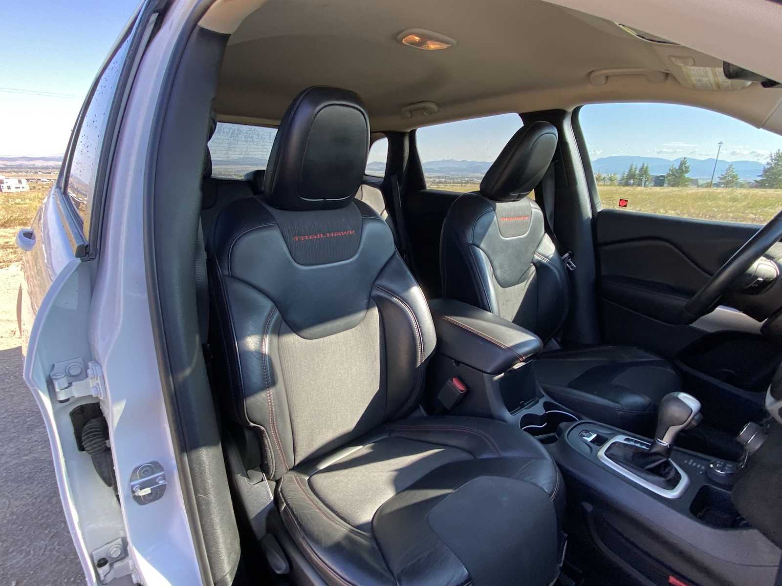 Thumbnail: 2018 Jeep Cherokee - 17