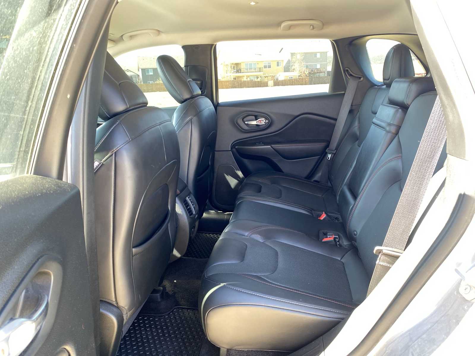 Thumbnail: 2019 Jeep Cherokee - 32