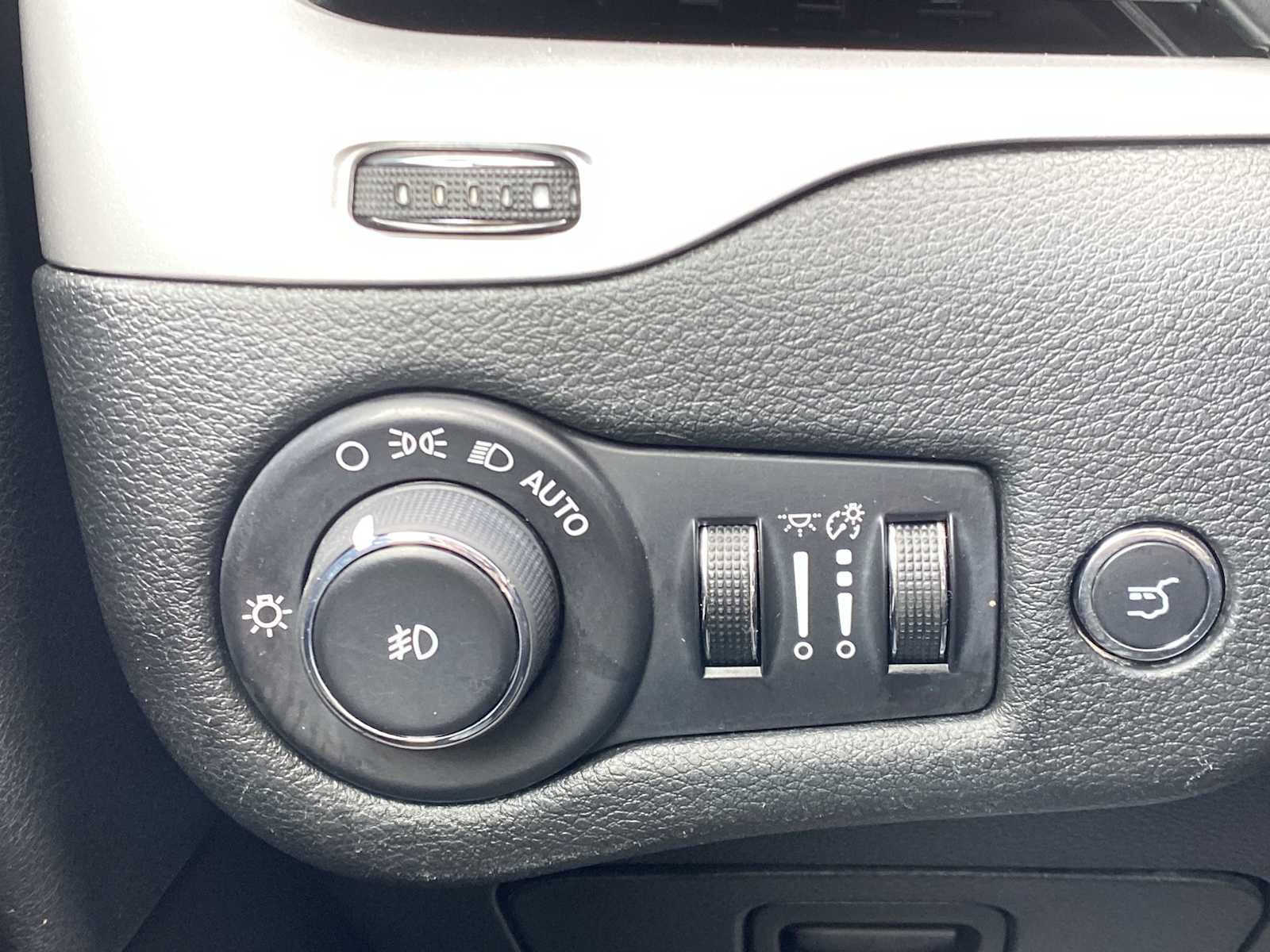 Thumbnail: 2015 Jeep Cherokee - 21