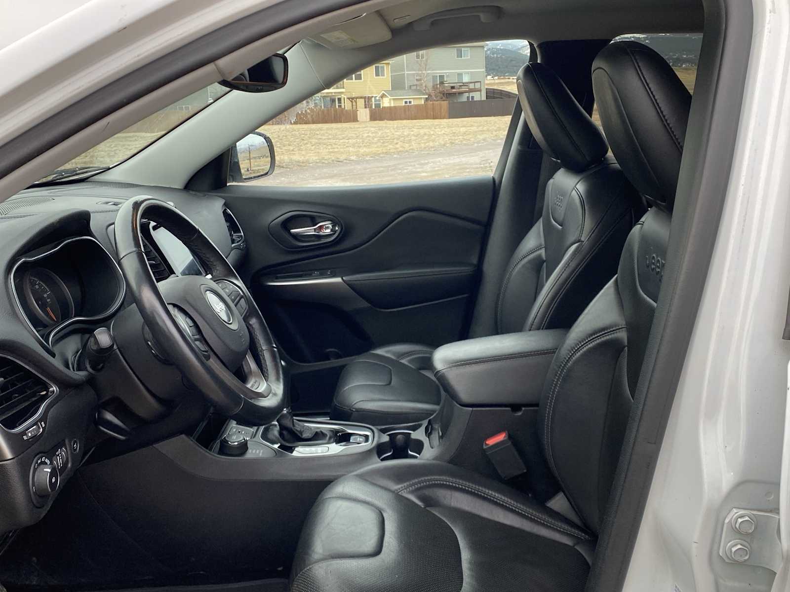 Thumbnail: 2019 Jeep Cherokee - 17