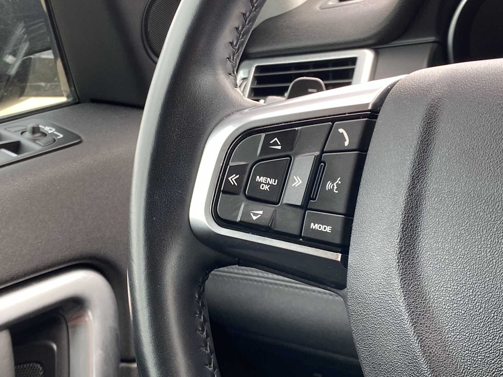 Thumbnail: 2017 Land Rover Discovery Sport - 30