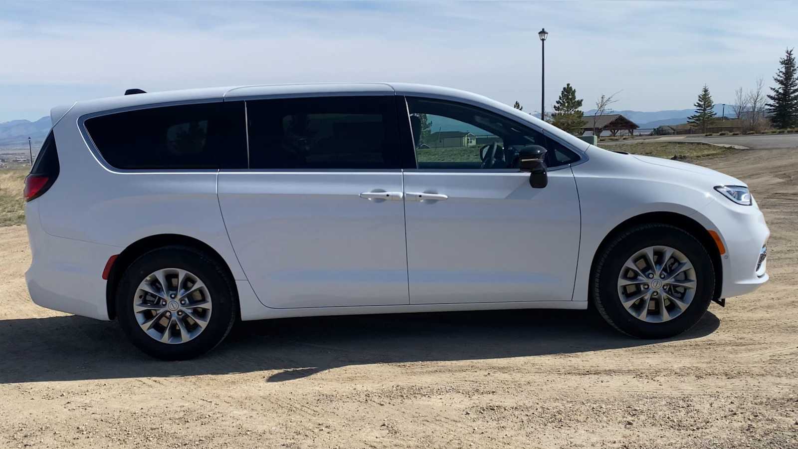 Thumbnail: 2026 Chrysler Pacifica - 9