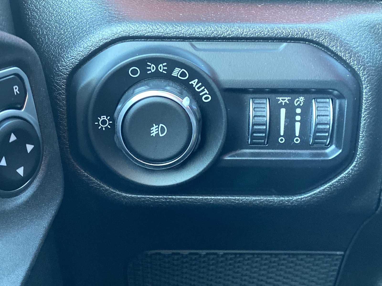 Thumbnail: 2019 Jeep Wrangler - 21