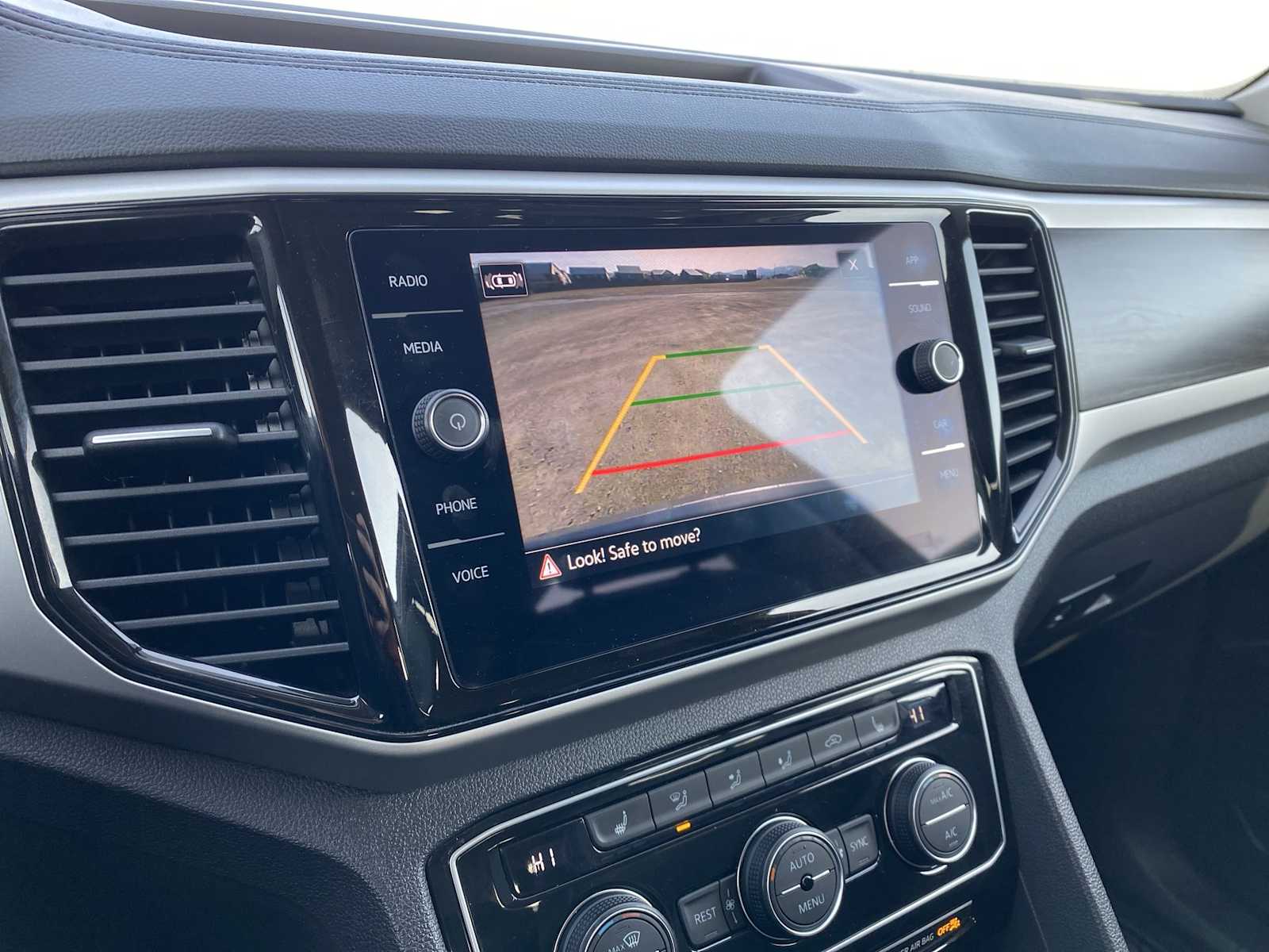 Thumbnail: 2023 Volkswagen Atlas - 24