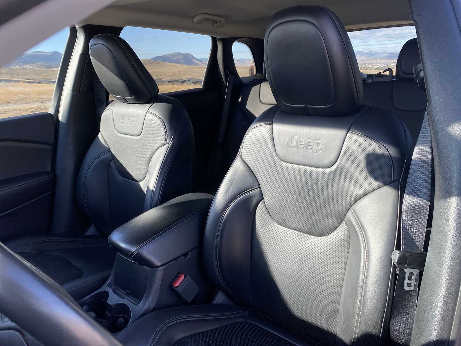 Thumbnail: 2019 Jeep Cherokee - 15